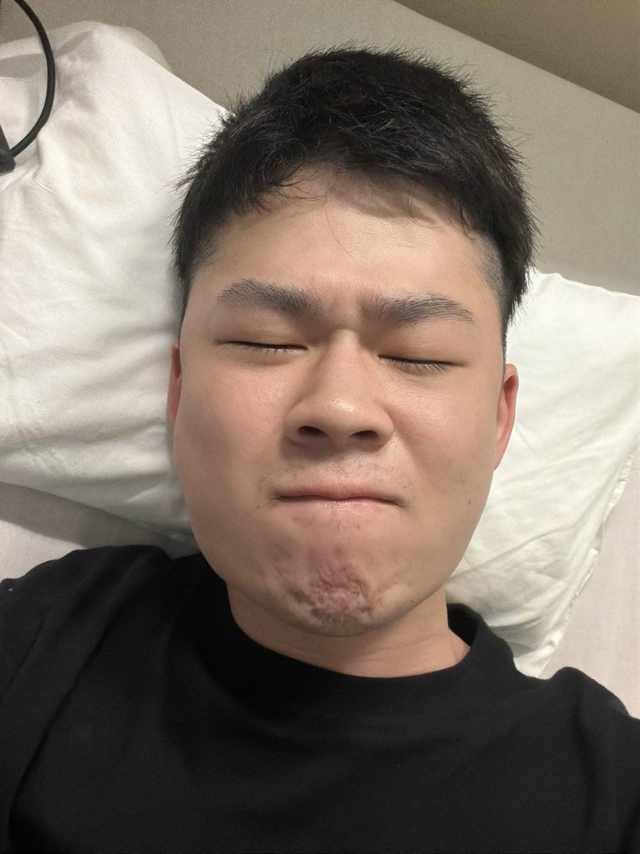 LABI__1126's tweet photo. お腹痛すぎて全然寝れん https://t.co/jR1hI9TtXT