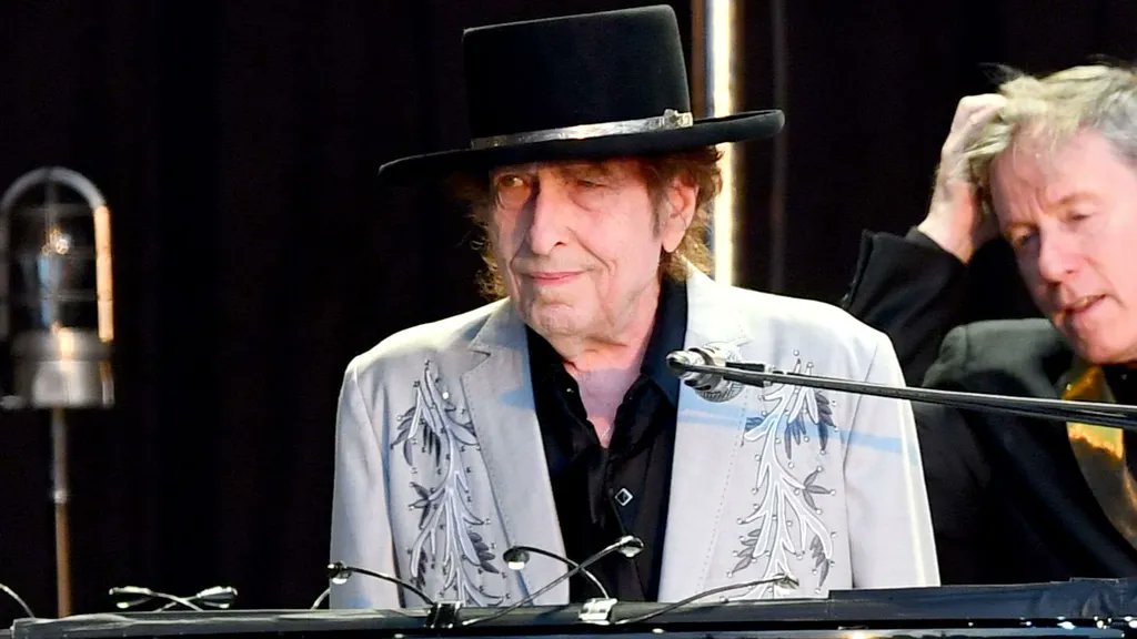 historyrock_'s tweet photo. It’s 2026, and 85-year-old Bob Dylan is still performing and giving concerts.

How lucky we are to still be able to enjoy the greatest musical poet of the 20th century. https://t.co/wjqMJAKeQm