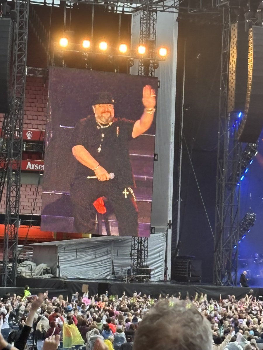 emmapurple1's tweet photo. A good night at the Emirates, will never leave me forever. And big love to Mikey for being a part of this moment 💖 #boyzone #emirates #BestNightOfOurLives #mikeygraham #ronankeating #keithduffy #shanelynch #stephengatelyrip https://t.co/CMs31qoqGC