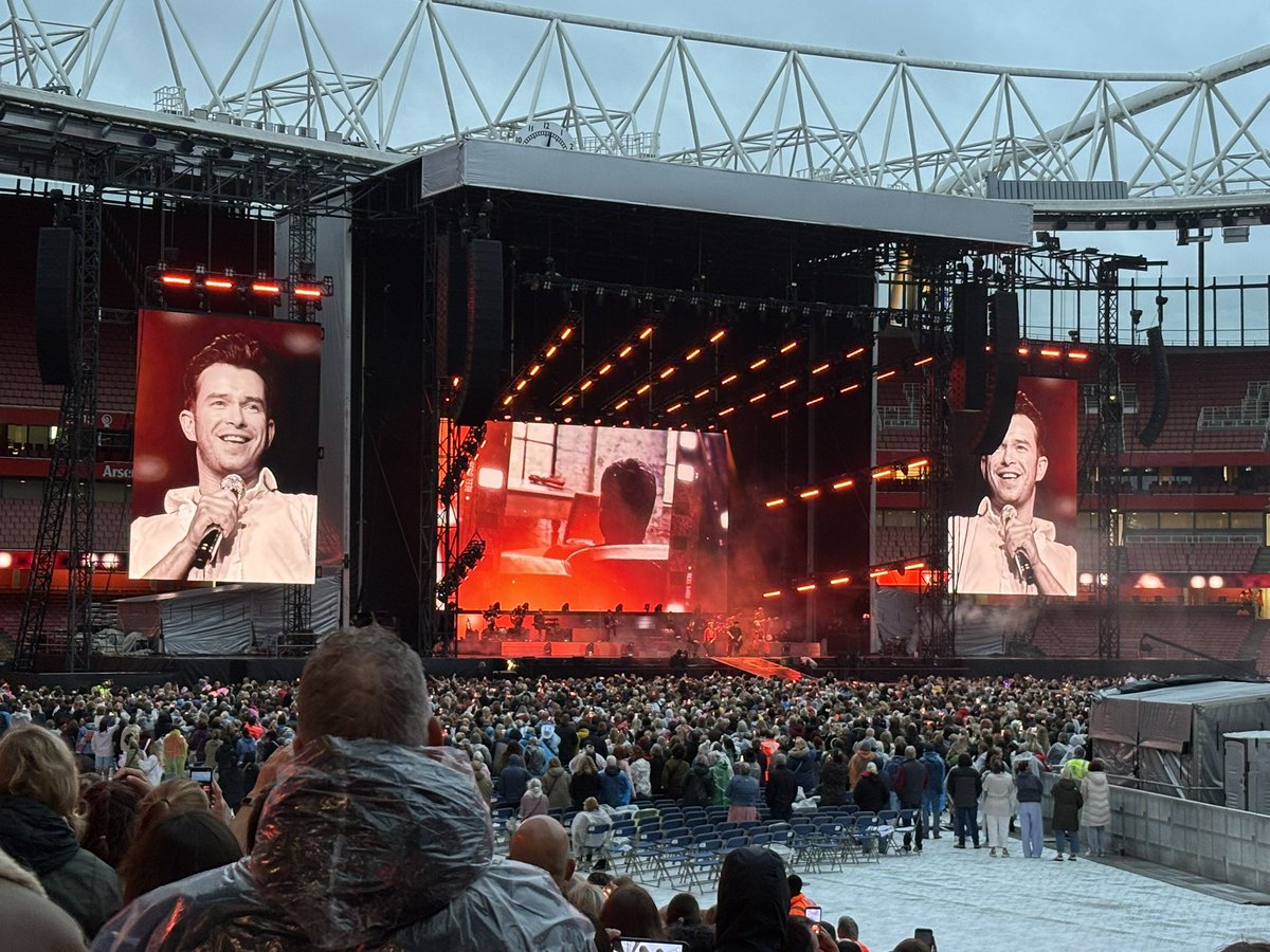 emmapurple1's tweet photo. A good night at the Emirates, will never leave me forever. And big love to Mikey for being a part of this moment 💖 #boyzone #emirates #BestNightOfOurLives #mikeygraham #ronankeating #keithduffy #shanelynch #stephengatelyrip https://t.co/CMs31qoqGC