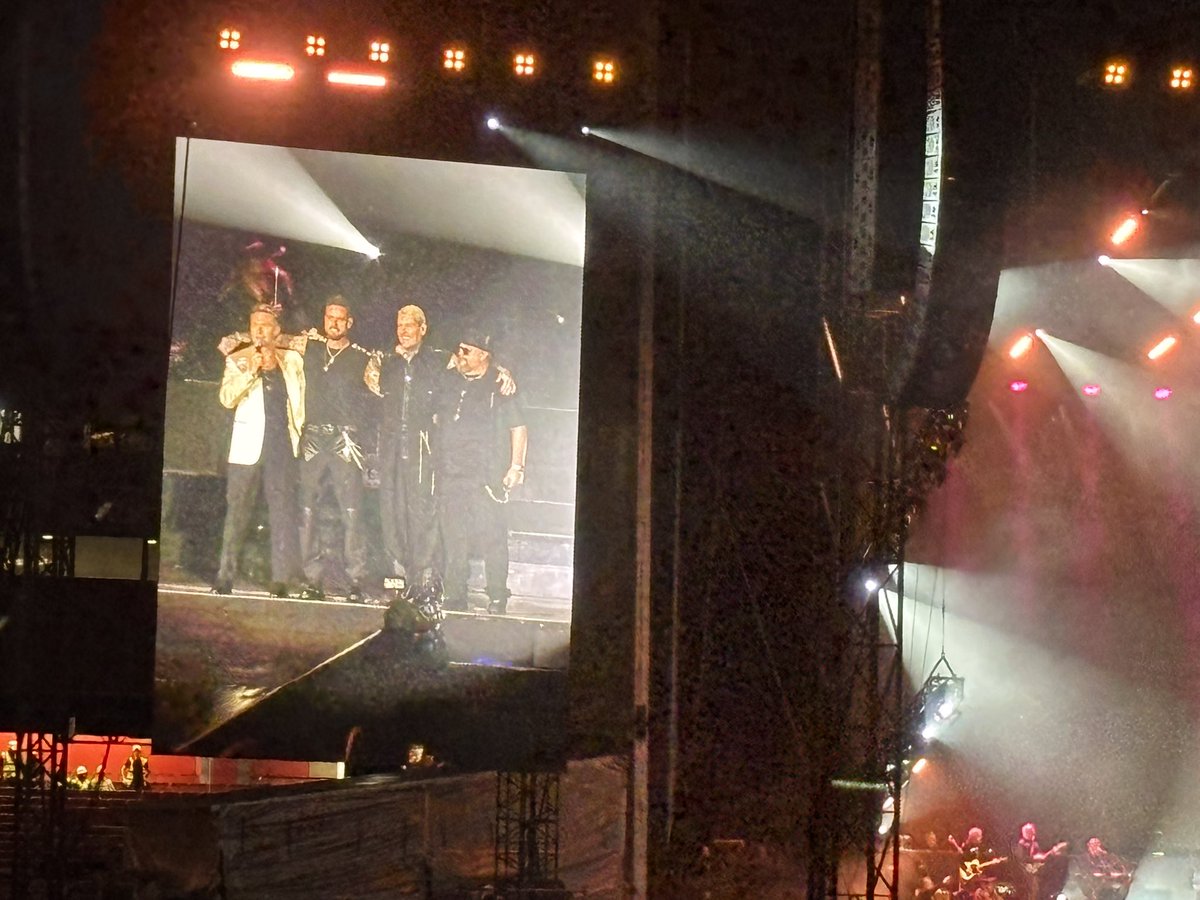 emmapurple1's tweet photo. A good night at the Emirates, will never leave me forever. And big love to Mikey for being a part of this moment 💖 #boyzone #emirates #BestNightOfOurLives #mikeygraham #ronankeating #keithduffy #shanelynch #stephengatelyrip https://t.co/CMs31qoqGC