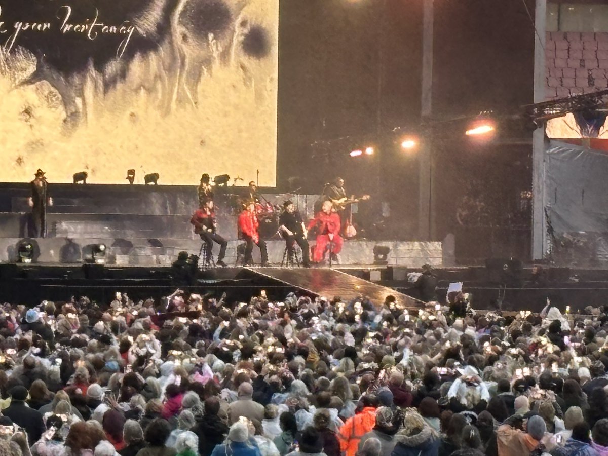 emmapurple1's tweet photo. A good night at the Emirates, will never leave me forever. And big love to Mikey for being a part of this moment 💖 #boyzone #emirates #BestNightOfOurLives #mikeygraham #ronankeating #keithduffy #shanelynch #stephengatelyrip https://t.co/CMs31qoqGC