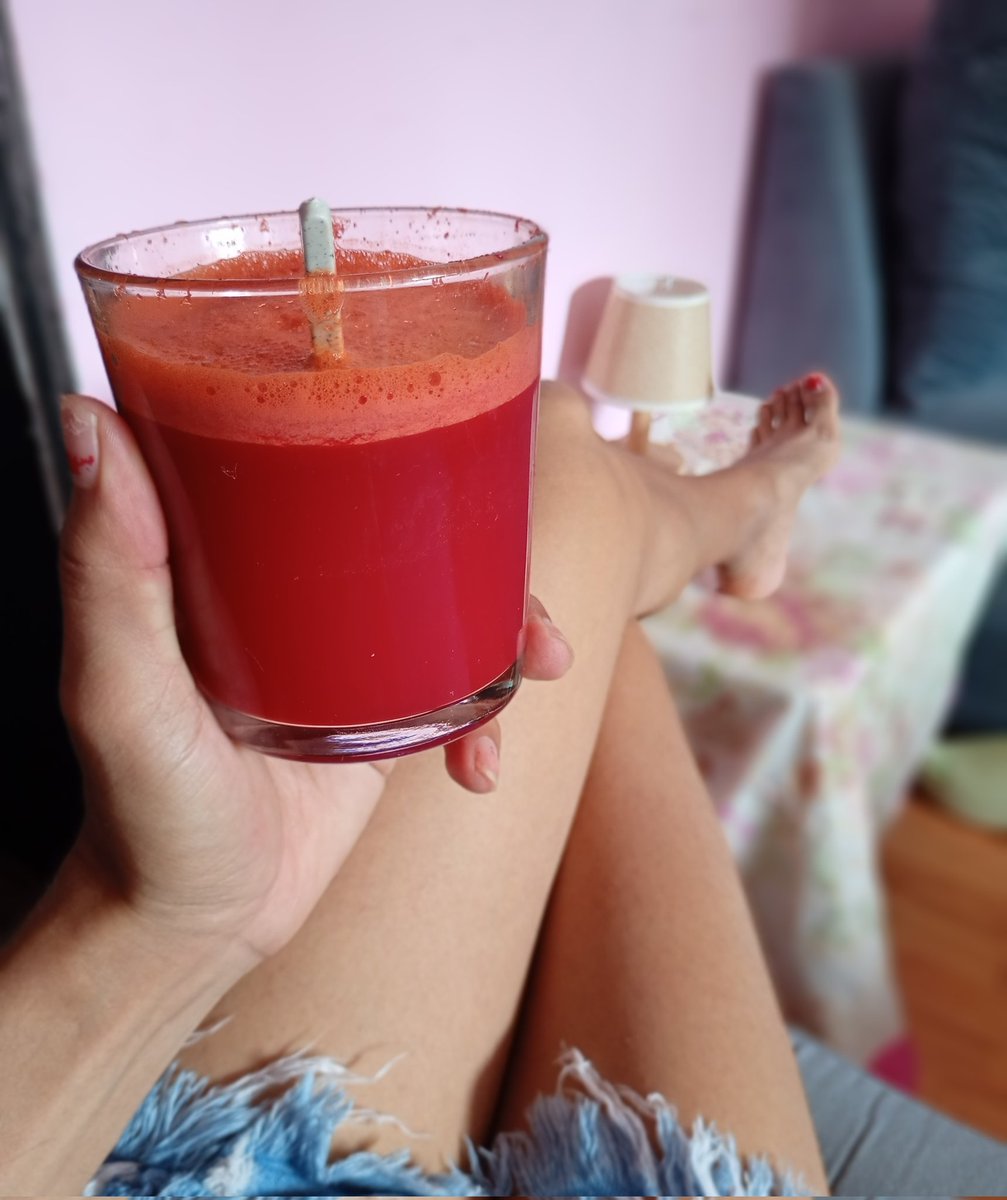 Xuna97's tweet photo. Pues al tiro me gusta arto el jugó de zanahoria.🥕 

#descanso #zanahorias #femboy #domingo https://t.co/WcG7V2722K