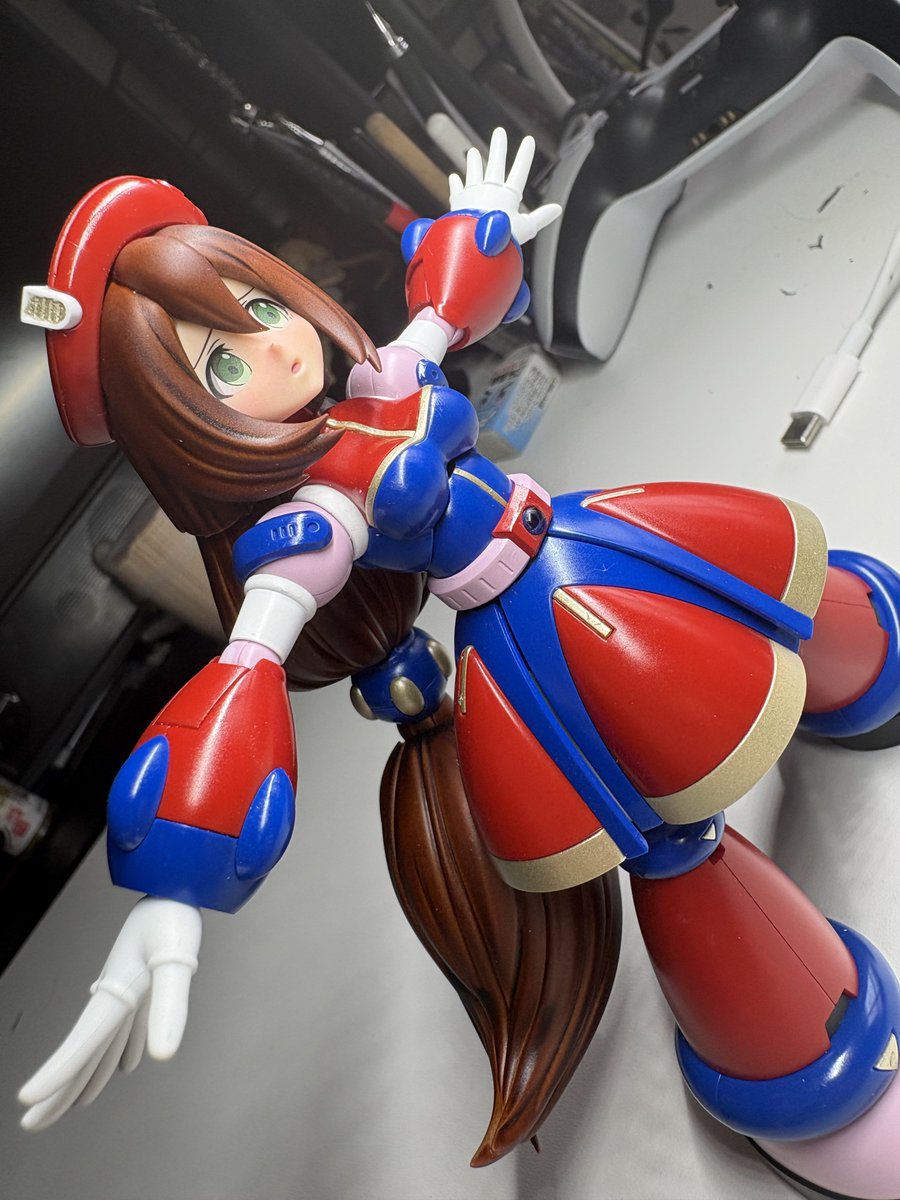 youder666's tweet photo. 負けない愛なんて🎵この胸必ずあるはずよ♪

コトブキヤ　ロックマンX4よりアイリス完成です！！

美プラだけどロボットってことで装甲の部分と髪肌、個人的に肌として認識してる白い部分の艶を分けるぐらいはしましたが、髪の毛以外ほぼベタ塗りです。
顔は少しチーク入れたぐらい？

ピンクはもう少し白に近い方が自然だったかなぁ…ってのが反省点。イエローラインのシャンパンゴールドにしたのは超英断ですわ。説明書のジャケ写の色が黄色よりよかったから！！

レビュー的なことをすれば再現度は2億点！！素晴らしい！！

可動もプロポーションからしたらかなり動くけど、足首の関節がペラペラなので…まあ美プラあるあるの…折れました。塗装してるのもあるけど(笑)
接着して殺しましたがそれでも支障ないぐらい可動するので安心！(白目)
個人的には脇腹の可動が良くて(4枚目みたいな？)女子っぽいエロかわいいポーズが取りやすいのが最高！！

後…特筆すべきは髪の毛のディテールと手首パーツの絶妙な表情が素晴らしい！！
髪の毛はグラデーションの練習とかにすごくいいと思う！

苦言を言えば
・髪の毛がデカすぎてで首の表情がつけづらい
・股関節のハマりがあさい？取れやすい
・毎度お馴染みタンポ印刷のみでデカールがない

ぐらいかなぁ…あまり気になりませんが(°3°)

X4ゼロとカーネルも欲しい！！

…後デッカいシグマの顔(笑)

#プラモデル好きと繋がりたい