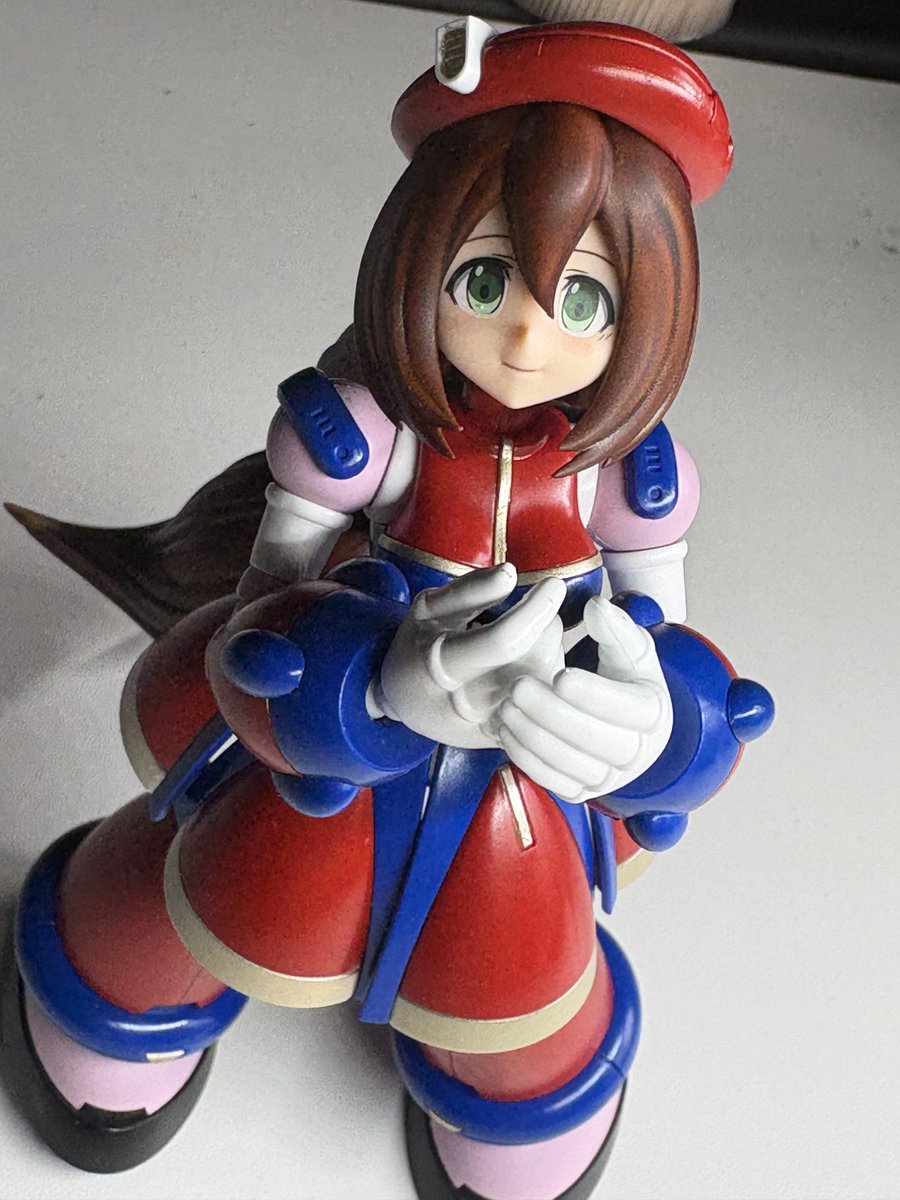 youder666's tweet photo. 負けない愛なんて🎵この胸必ずあるはずよ♪

コトブキヤ　ロックマンX4よりアイリス完成です！！

美プラだけどロボットってことで装甲の部分と髪肌、個人的に肌として認識してる白い部分の艶を分けるぐらいはしましたが、髪の毛以外ほぼベタ塗りです。
顔は少しチーク入れたぐらい？

ピンクはもう少し白に近い方が自然だったかなぁ…ってのが反省点。イエローラインのシャンパンゴールドにしたのは超英断ですわ。説明書のジャケ写の色が黄色よりよかったから！！

レビュー的なことをすれば再現度は2億点！！素晴らしい！！

可動もプロポーションからしたらかなり動くけど、足首の関節がペラペラなので…まあ美プラあるあるの…折れました。塗装してるのもあるけど(笑)
接着して殺しましたがそれでも支障ないぐらい可動するので安心！(白目)
個人的には脇腹の可動が良くて(4枚目みたいな？)女子っぽいエロかわいいポーズが取りやすいのが最高！！

後…特筆すべきは髪の毛のディテールと手首パーツの絶妙な表情が素晴らしい！！
髪の毛はグラデーションの練習とかにすごくいいと思う！

苦言を言えば
・髪の毛がデカすぎてで首の表情がつけづらい
・股関節のハマりがあさい？取れやすい
・毎度お馴染みタンポ印刷のみでデカールがない

ぐらいかなぁ…あまり気になりませんが(°3°)

X4ゼロとカーネルも欲しい！！

…後デッカいシグマの顔(笑)

#プラモデル好きと繋がりたい