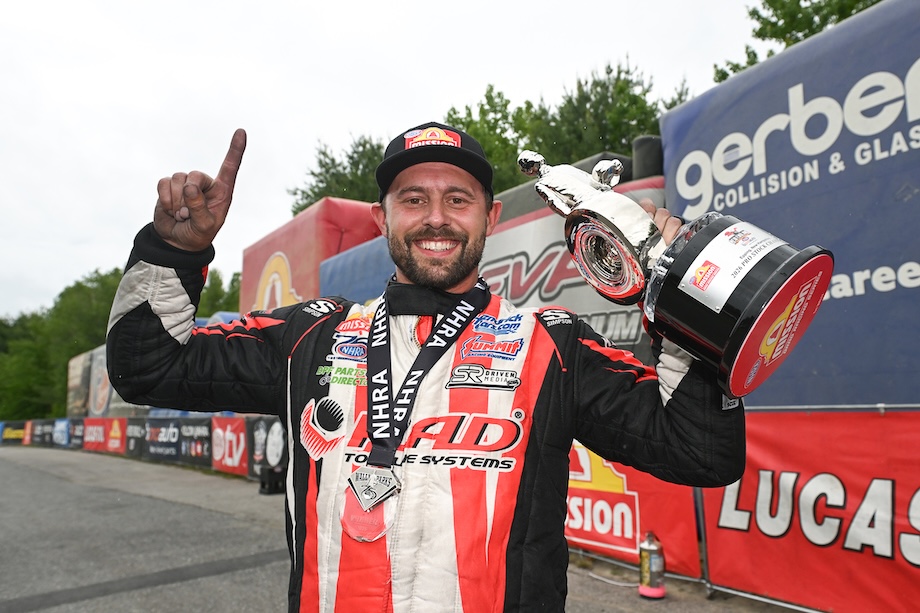 NHRADragster's tweet photo. Dallas Glenn does it again! 🏆
The Pro Stock points leader drove his @KBTitanNHRA  Racing Camaro to victory at the #NHRA New England Nationals presented by bproauto, adding another Wally to his standout 2026 season. @DallasGlenn660 

Read more: https://t.co/0555MHFXsF https://t.co/AmErfBx3Gh