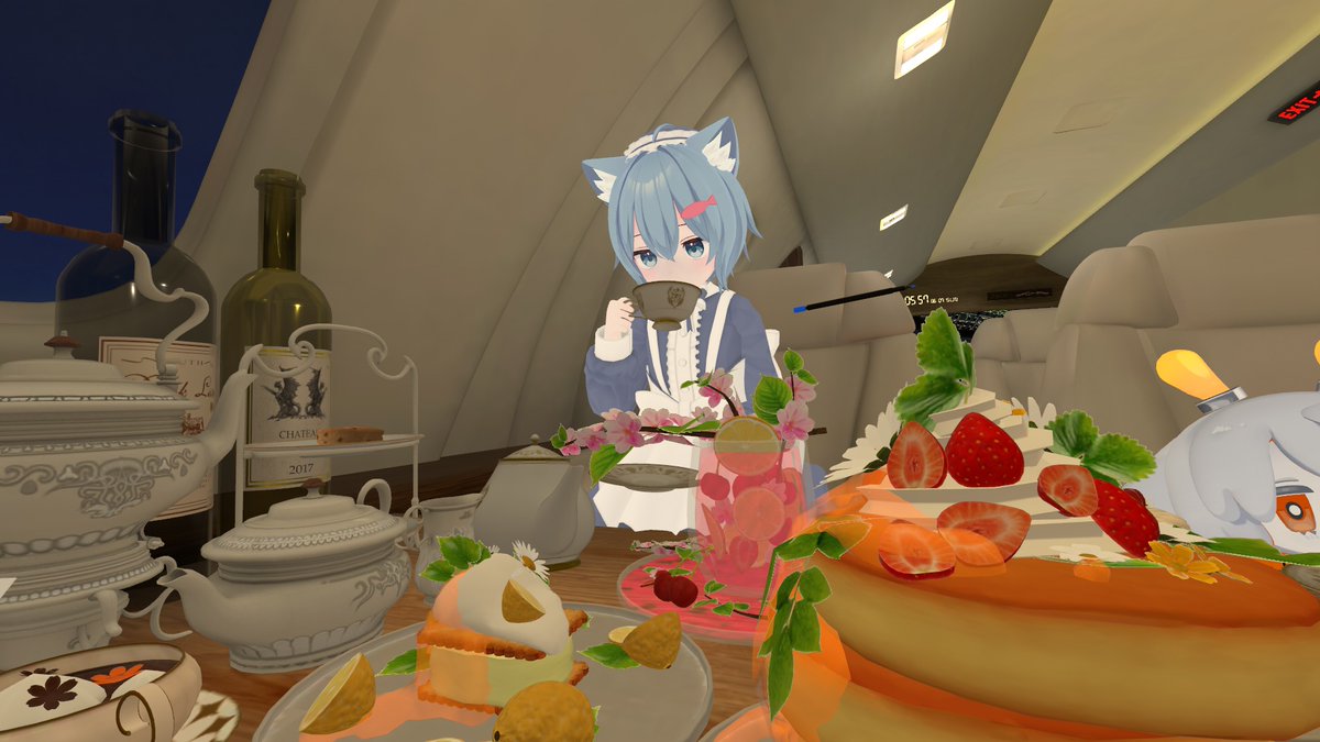 Ladybug_VRC's tweet photo. おはよーございます
一昨日あげ忘れちゃってた
一昨日は銃を撃つワールドで遊んでました
その後はお茶会を…途中で充電切れちゃってラジオ体操行けなかったなあ…
それとお姉様とツーショット！ https://t.co/mOsmF6pVQN
