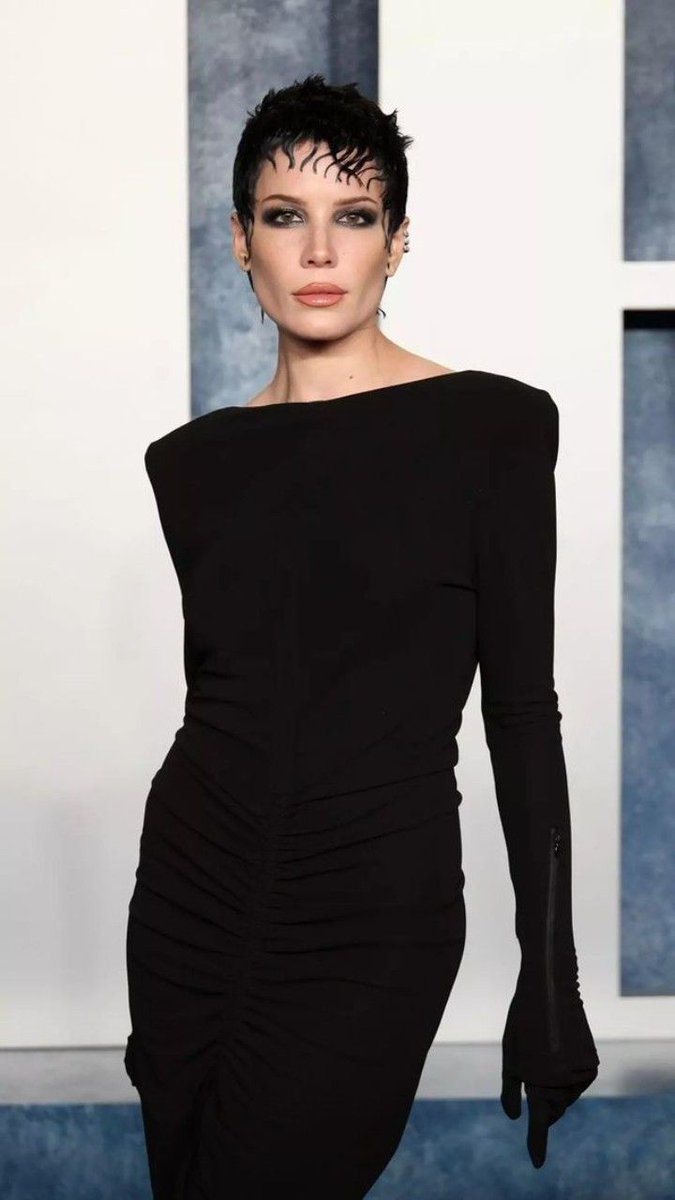 93angelonfire's tweet photo. why halsey is the queen of wearing black
🧵 https://t.co/4XTmVg32QQ