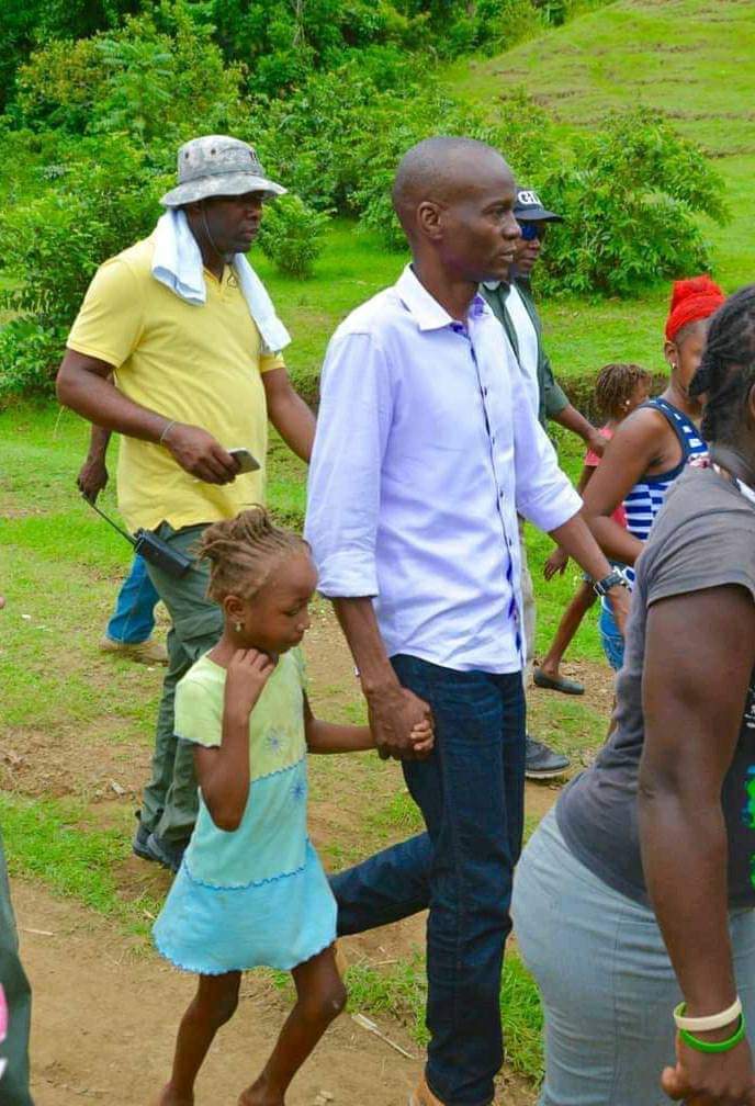 ZephirinHerode's tweet photo. Apre 59 mwa depi mèt peyi yo finn assasine President Jovenel epi vole ti rès ki te pou pèp la. Yo paka kache anko se pi gro krim ki te ka rive yon pèp, leta a kraze, assasen yo a piye epi souse San pèp la. Fok revolution an fèt pou nou libere. ##jistispoujovenel https://t.co/dmQbm5DSZD