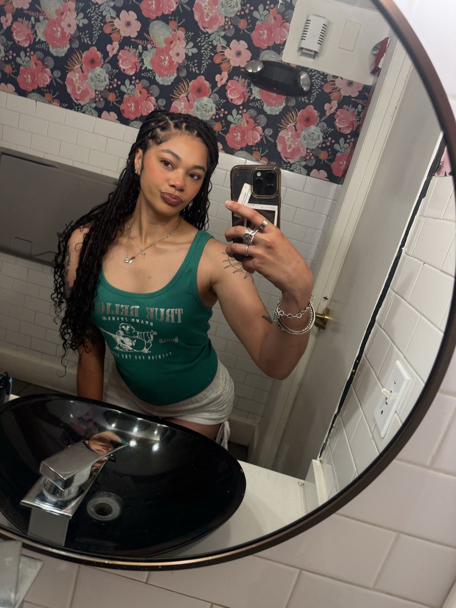 andrell__'s tweet photo. my fav color green https://t.co/2Udw5hKzi4