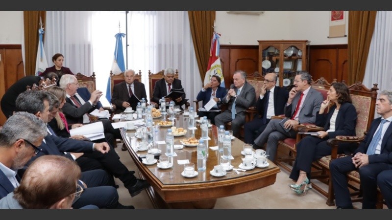 GalindezM3's tweet photo. La Corte Suprema de Santa Fe viene remolona para aplicar los cambios al Código de Procedimiento Laboral y pide 17 y no 9 peritos oficiales. Por eso los empresarios le pedirán el jueves que apure el ritmo de la implementación para frenar la "industrial del juicio laboral". Tema del Run Run https://t.co/9TuwNuPVEu