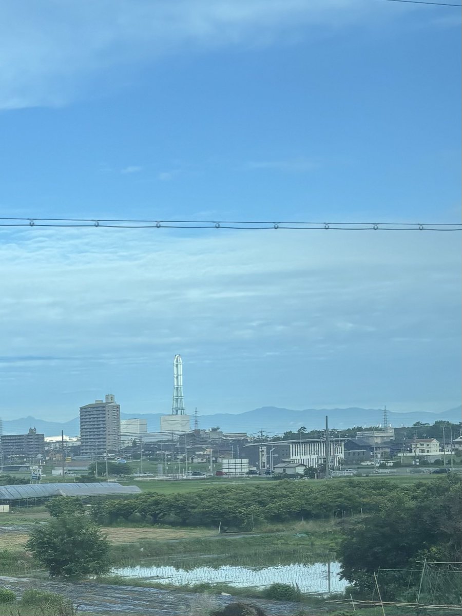 narazuki's tweet photo. 発電所の煙突    7:00
北北西の風、風速1.3m、
天気晴れ
気圧1000.4ヘクトパスカル、
気温21.0度  湿度94％
#イマソラ #いまそら
#通勤電車の車窓から https://t.co/tezW9YgdZ2