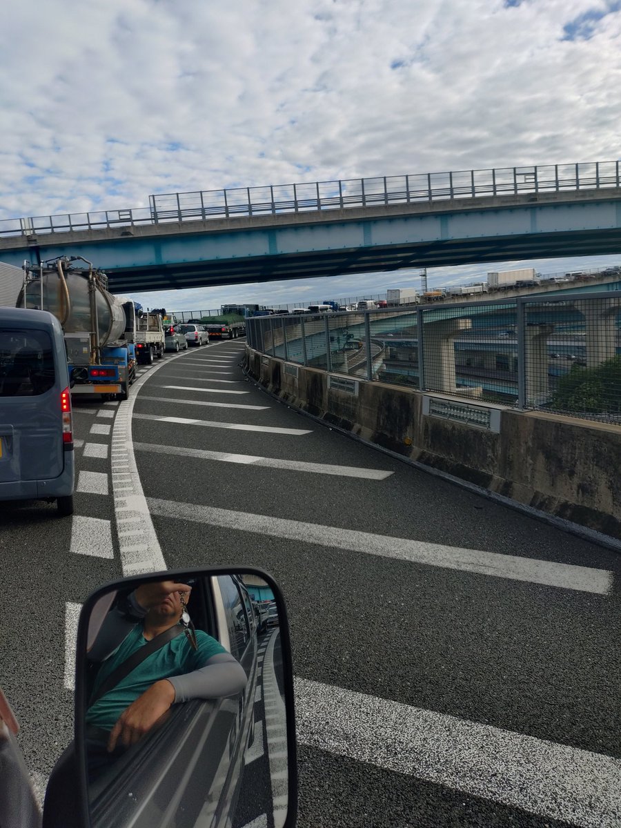 toshi8325's tweet photo. 京滋バイパス事故の影響で渋滞中😓 https://t.co/POzUZvJu6n