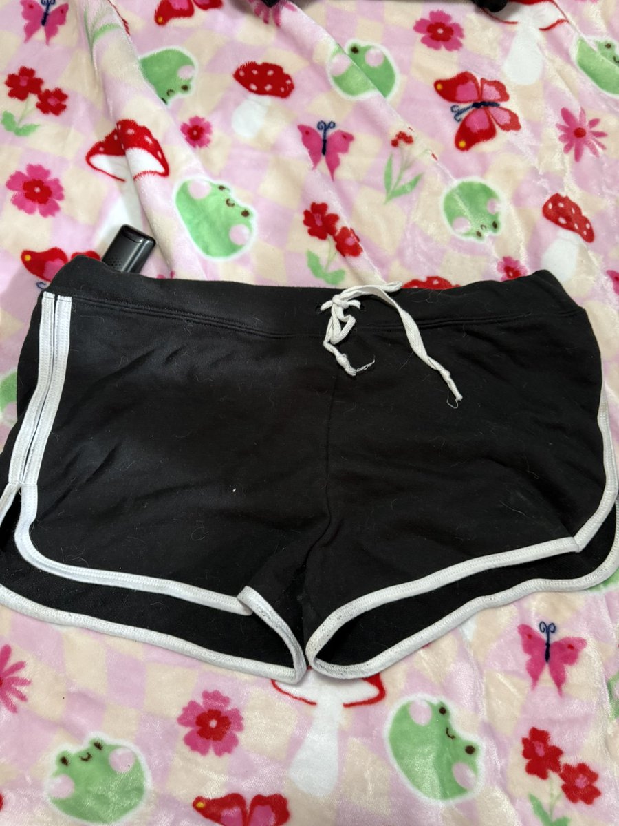 ghtrack11's tweet photo. selling waterparks booty shorts in size large ! 
worn maybe twice , selling for retail 🫶 https://t.co/Aw45PL4WHM