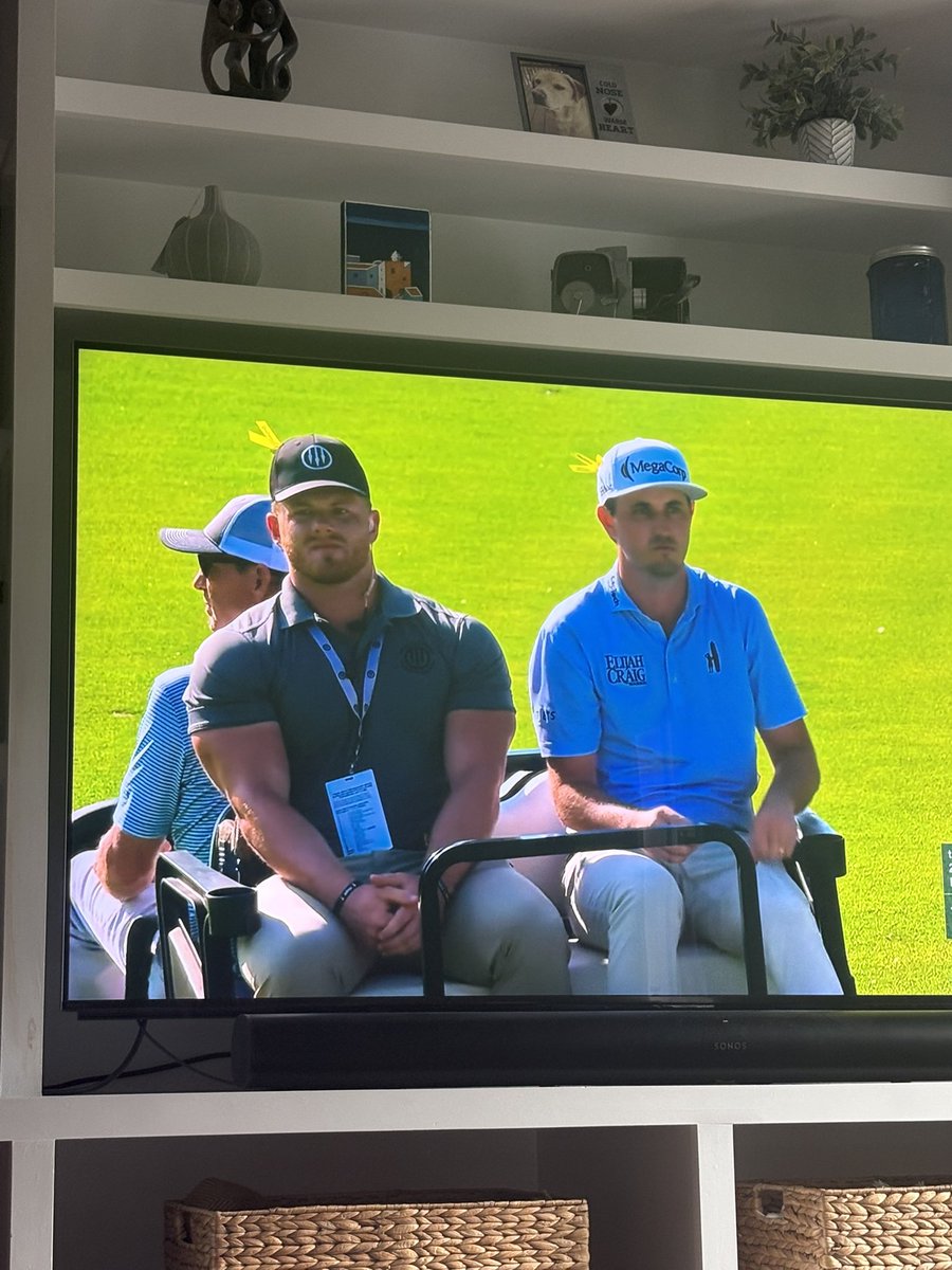 Kylemarc28's tweet photo. Who peeped this absolute peptide slot machine on the Memorial tournament #peptidesforbreakfast #roidrage https://t.co/7Q4icmghx5