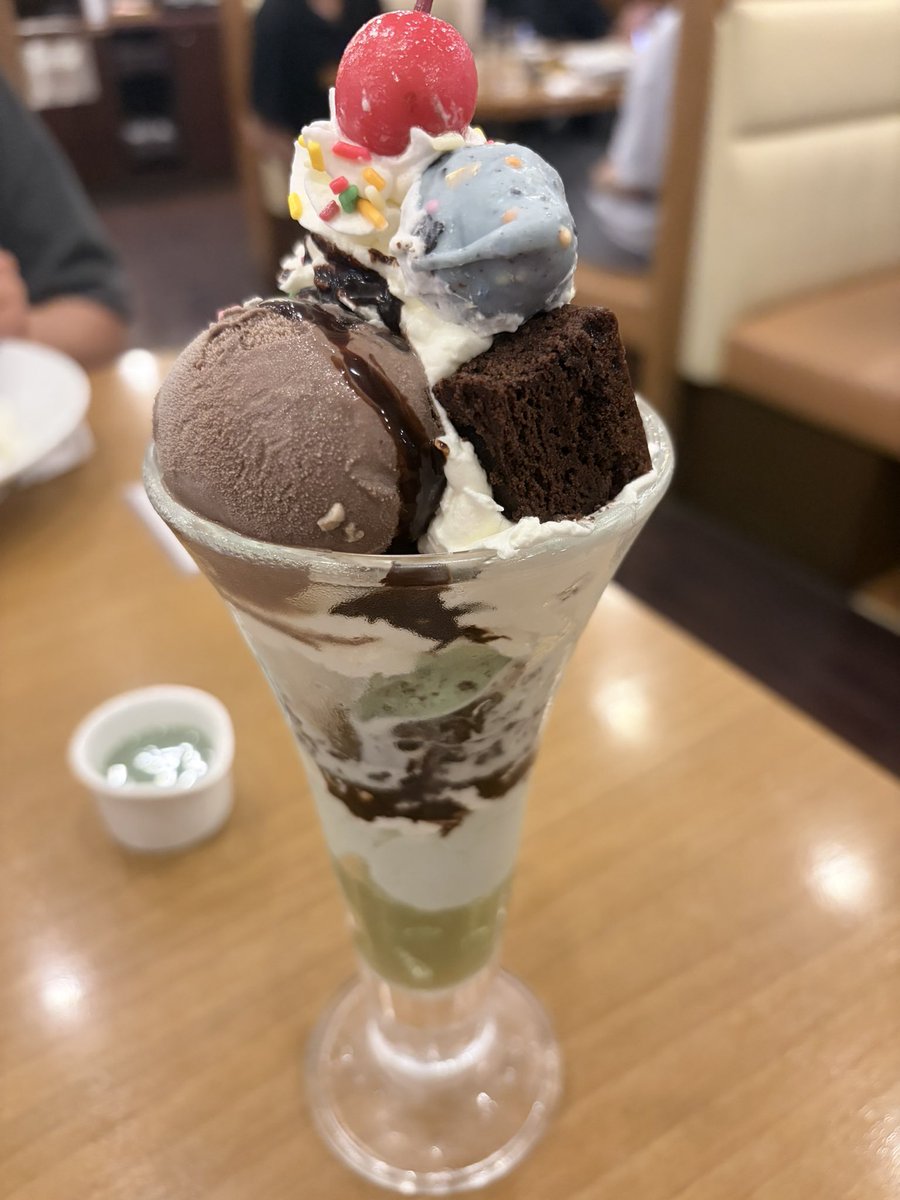 sweets_com_r's tweet photo. 昨日食べたチョコミン党パフェ🍫🌱 https://t.co/81Ro0UJKAd