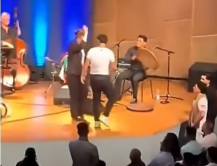 AhmetGulabiDERE's tweet photo. Hozan Diyar’ın konserinde Kürdistan bayrağına yapılan saygısızlık tam bir düşman yaklaşımıdır. Hozan Diyar’ın tepkisizliği de kabul edilemez. Kürdistan Bayrağını çirkince bir hareketle alıp, elinde buruşturan kadın kimse tam bir kürt duşmanı.

Rahmi Koç züppesinin Kürt Kadınlarına karşı yaptığı alçaklığa ilişkin tepkilerin sürdüğü bugünlerde Diyar’ın konserinde yaşanan saygısızlık kabul edilemez.