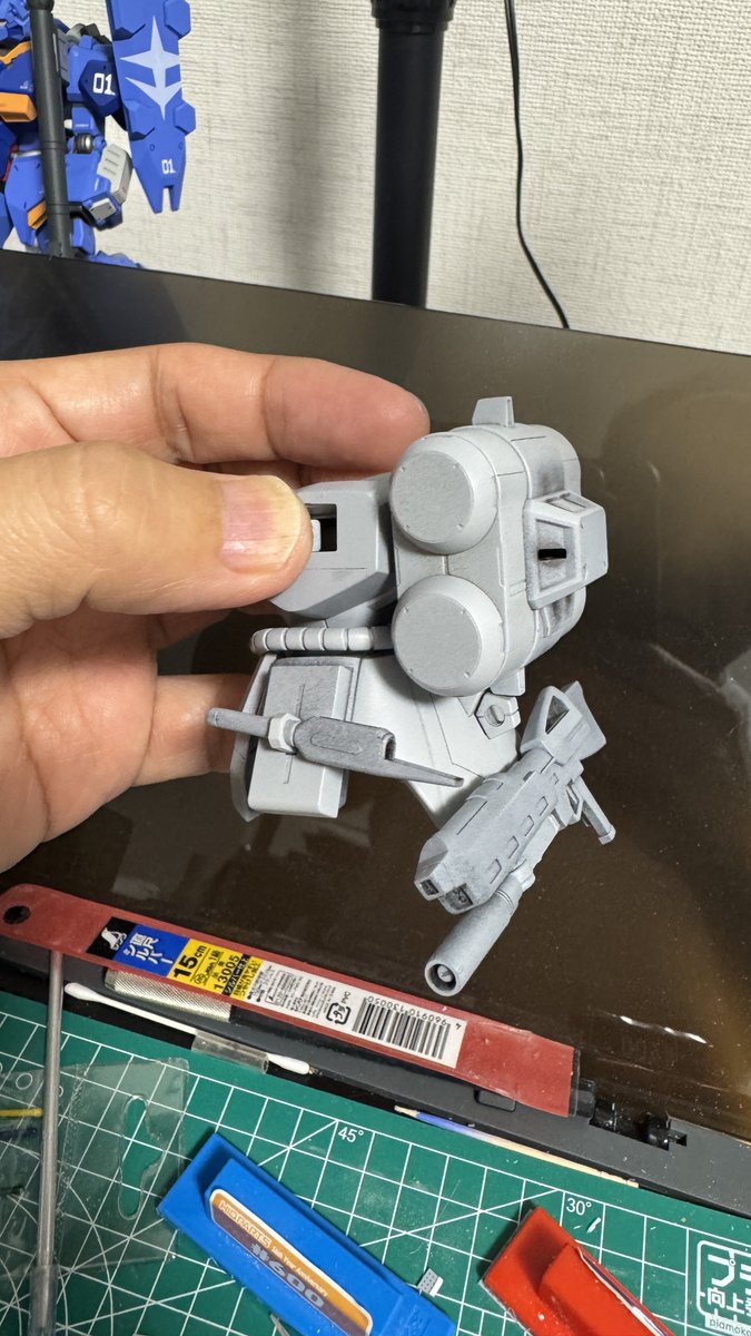 yasuos's tweet photo. HGUC ギラ・ドーガのビーム・ソード・アックスを帯刀ぽく装着した結果、ビーム・マガジンもこんな感じで装着してみました。両方、固定してないので外せます。
#ガンプラ #おガンばな #ガンプラジオ https://t.co/2WyU5yeVrz