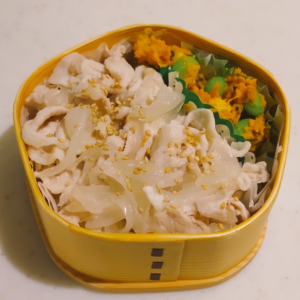 rosemoon773's tweet photo. おはようございます。
体育祭準備でおつかれの娘に、どーんと豚丼弁当。
お肉は湯がいてから、新玉とお塩だけで炒めてのせただけ。
カボサラはいつものです（笑）

雨です。
午後の美容院の前にGOATカバーもらいに行くか迷うなぁ。

#お弁当記録
#お弁当日記 https://t.co/Q237t4ugvV
