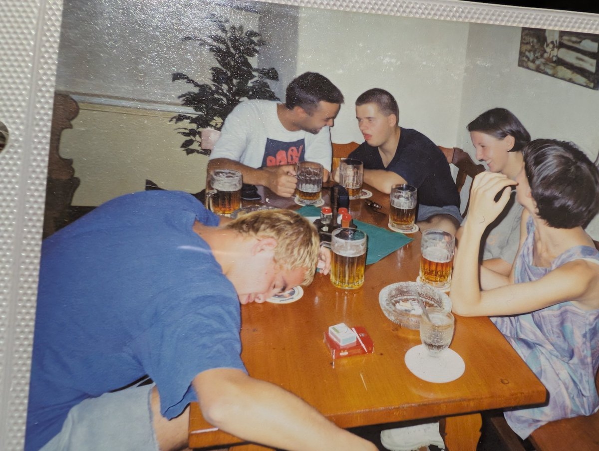 Ugin1gin's tweet photo. @europebarguide Walls were white...furniture had gloss....look at this photo ,it's either 94 or 95....corner table by the bar/kitchen door https://t.co/gVOkmlfyZc