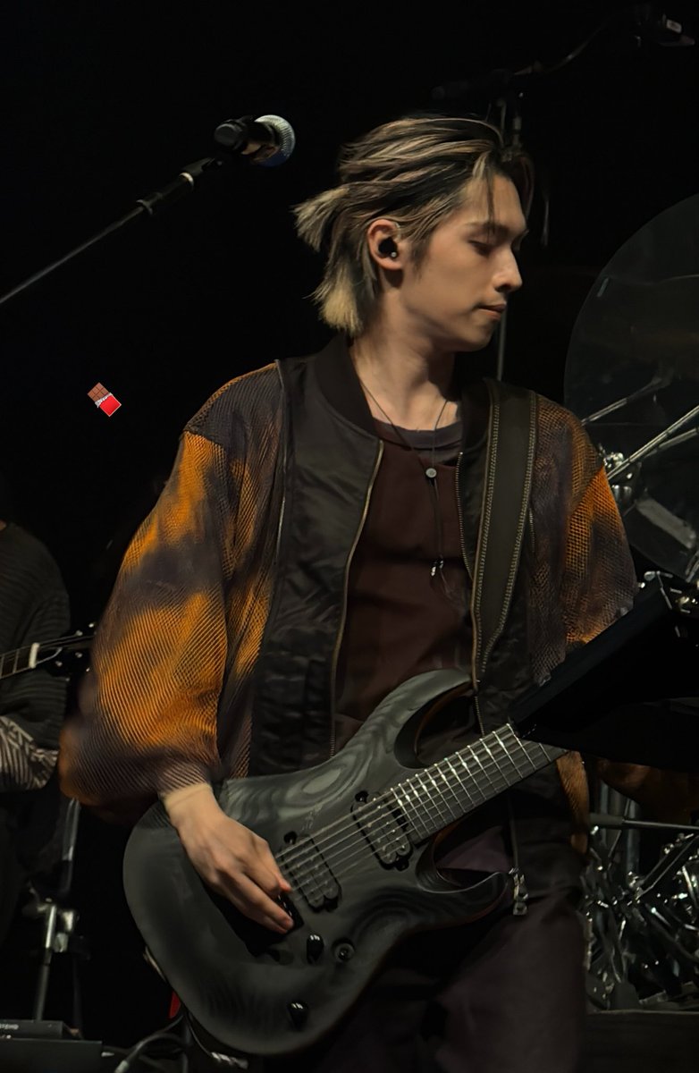 gaonpost's tweet photo. HIS PONYTAIL OMG https://t.co/fII5jmwC4n