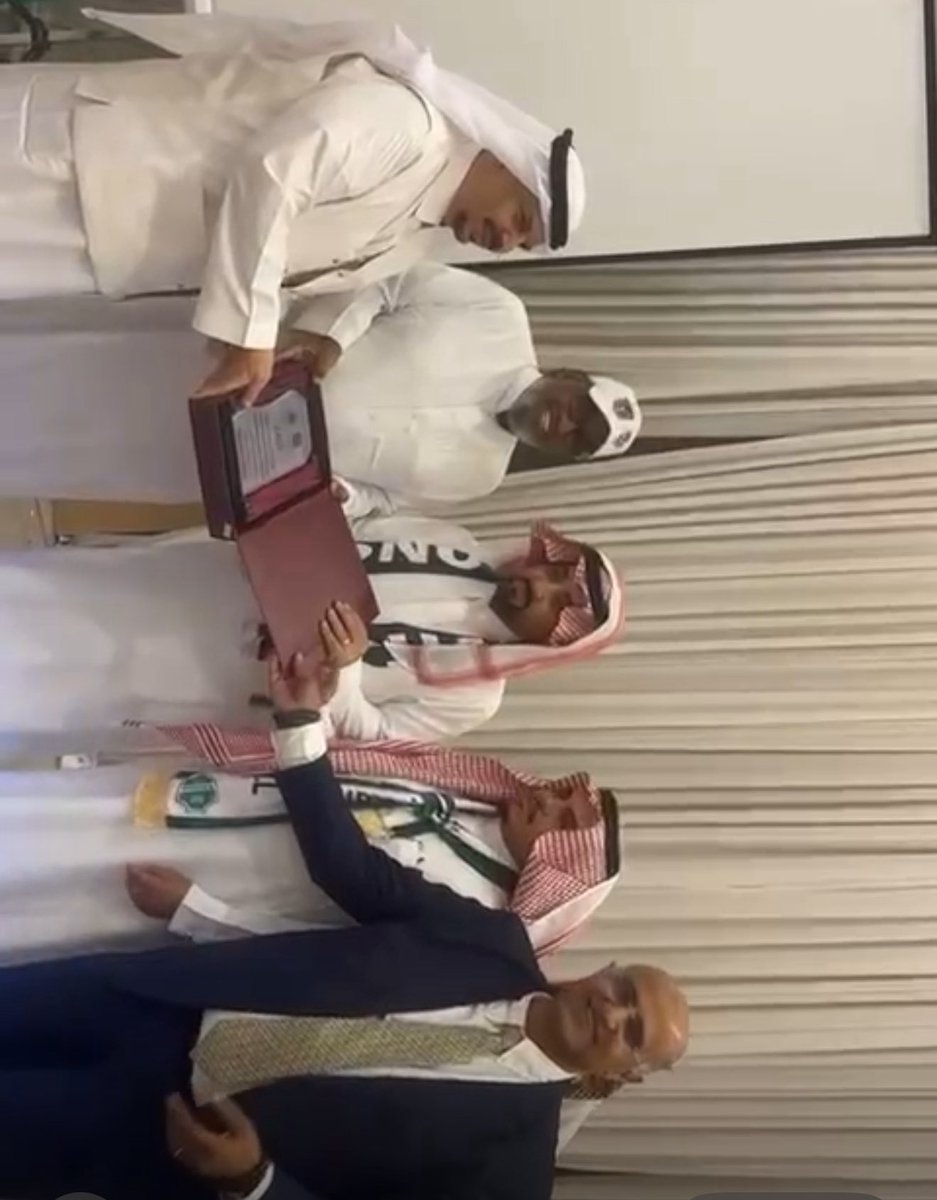 MnAlSharef's tweet photo. ما شاء الله تبارك الله 
#الاحتفالية_رقم_٢١
و يستمر الفرح الاهلاوي الجميل في ضيافة عضو شرف النادي الاهلي الشيخ مبارك السلمي و عضو شرف النادي الاهلي الدكتور محسن باداوود و حضور الدكتور خالد العيسي و المحامي الاستاذ خالد ابو راشد و مجموعة من لاعبين الاهلي القدامي و عشاق النادي الاهلي  من كل مكان 
و يسعدني ان أتقدم #بالشكر للجنة المنظمة بقيادة الاخوان عادل الزبيدي و هاني عسيري و لافي الحربي و مدارس النبلاء على تكريمهم لي و أنا اعتبر هذا التكريم هو تكريم لكل متابعيني و داعميني من جمهور الاهلي الحبيب 🫶🏼🫶🏼