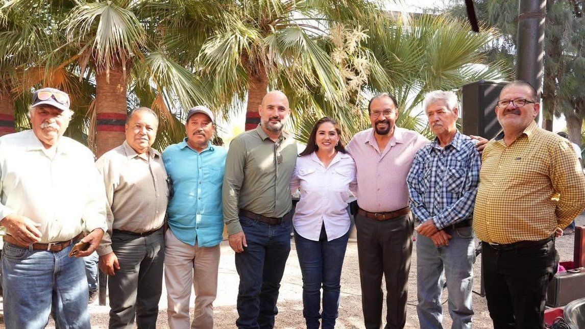 CelidaLopezc's tweet photo. Me reuní con mi familia, con amigos y amigas de infancia, con compañeros de vida que me vieron crecer. Con gente de trabajo y lucha diaria. 
A quienes les compartí mis anhelos y visión del futuro de Sonora. En Puerto Peñasco no hago política, hago fraternidad. 
Soy de esta tierra y a ustedes siempre les honraré, A mi gente, a mi pueblo. Orgullosamente rocaportense.