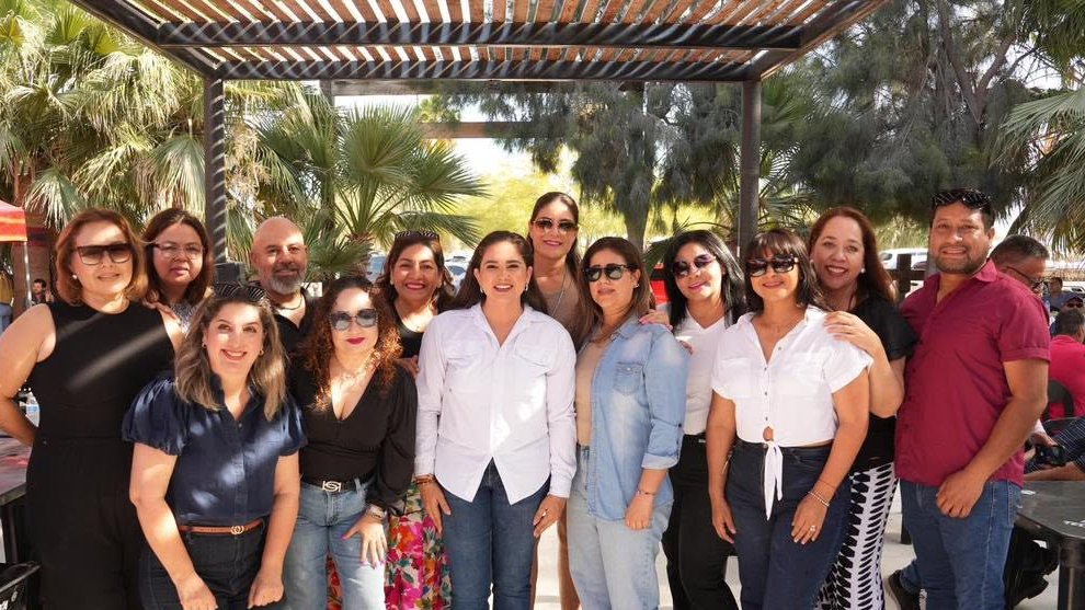 CelidaLopezc's tweet photo. Me reuní con mi familia, con amigos y amigas de infancia, con compañeros de vida que me vieron crecer. Con gente de trabajo y lucha diaria. 
A quienes les compartí mis anhelos y visión del futuro de Sonora. En Puerto Peñasco no hago política, hago fraternidad. 
Soy de esta tierra y a ustedes siempre les honraré, A mi gente, a mi pueblo. Orgullosamente rocaportense.