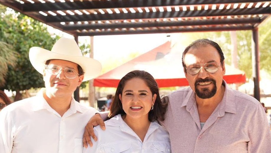 CelidaLopezc's tweet photo. Me reuní con mi familia, con amigos y amigas de infancia, con compañeros de vida que me vieron crecer. Con gente de trabajo y lucha diaria. 
A quienes les compartí mis anhelos y visión del futuro de Sonora. En Puerto Peñasco no hago política, hago fraternidad. 
Soy de esta tierra y a ustedes siempre les honraré, A mi gente, a mi pueblo. Orgullosamente rocaportense.