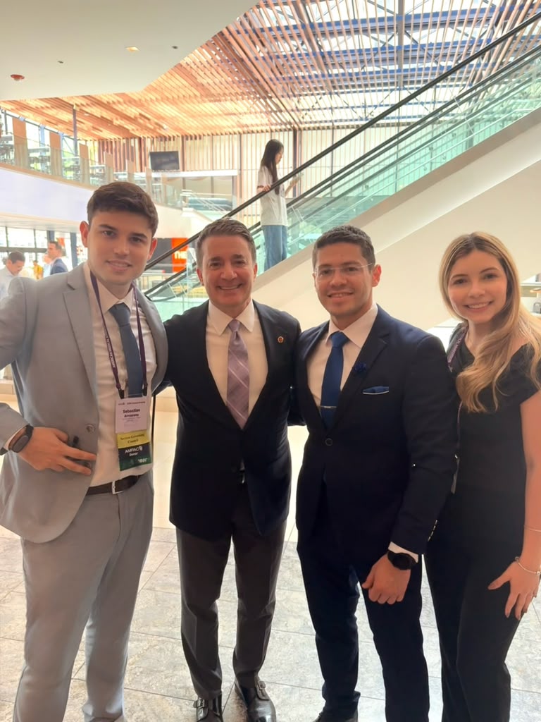 AlexisNarvaezMD's tweet photo. Humbled to meet changemakers shaping the future of #medicine at @AmerMedicalAssn.  It doesn’t matter where you come from — only what you bring to advance patient care, access, excellence & safety.  Proud to see the incredible support for our dear friend @sebas_arruarana (Founder of @ProjectImg) from: @drjohnwhyte (CEO of @AmerMedicalAssn) @HelenBurstin (CEO of @CMSSmed) and
Tracy Wallowicz (SVP Regulatory Affairs & Chief Communications Officer at @Intealth)
…and so many inspiring leaders!  This is the power of one unified voice.  Physicians, residents & future docs: 
Join @AmerMedicalAssn and let’s make a real difference together! 💙 Let’s keep showing up.  #AMA #ProjectIMG #PhysicianLeadership #Intealth #OneVoiceForMedicine #medtwitter