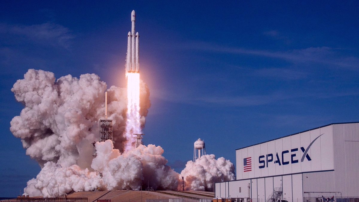 culuchin210's tweet photo. SpaceX employees are about to have their lives completely changed. 

There's J. André Lavoie, a former engineer now fixing up a hotel in Italy. His stake? $28 million at IPO price.

Maryellyn Musselman, a 27-year-old mariner who started in 2022, put 10% of each paycheck int https://t.co/mtB2rj393W