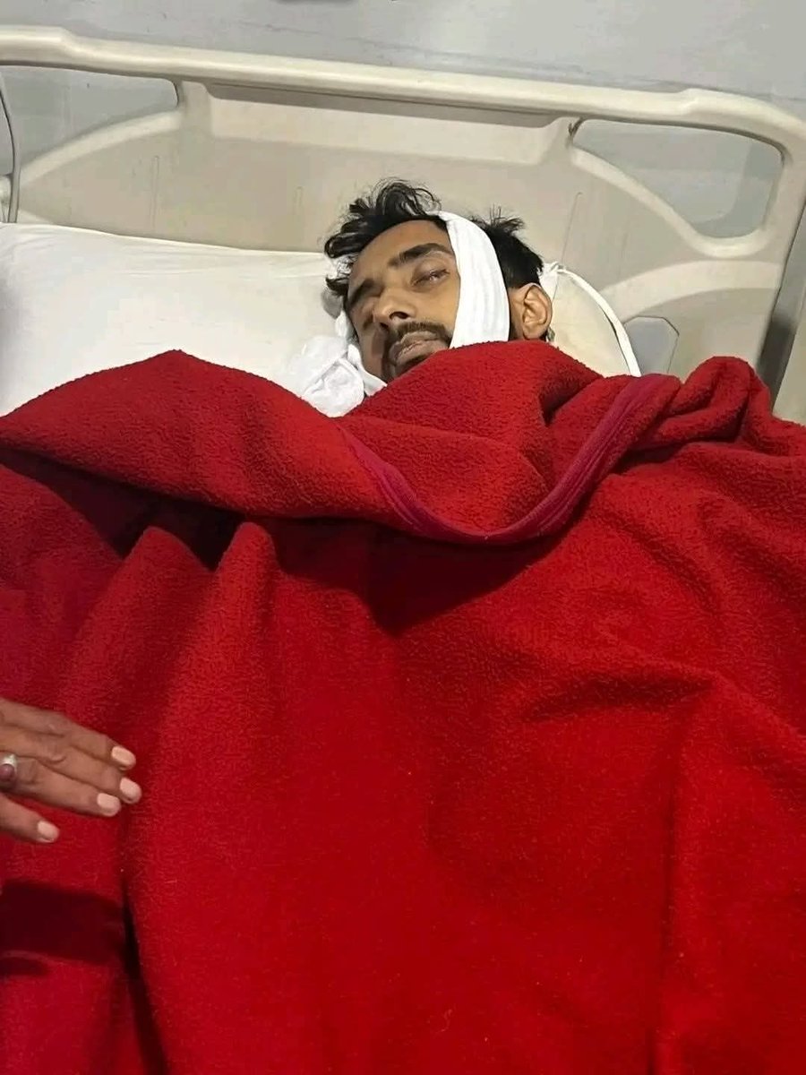 Pk7t7's tweet photo. Disturbing reports from Rawalakot, Azad Jammu & Kashmir, allege that security forces opened fire with live ammunition on civilians participating in a sit-in protest.
#kashmirBleed
#RightsMovementAJK
@UNHumanRights
@CNN
@BBCBreaking
@JAAC__Official https://t.co/UzFN8eTNEo