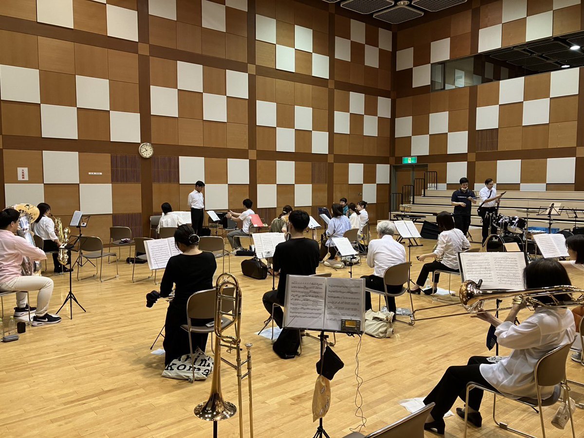 progresswind's tweet photo. 昨日　6/7は吹奏楽祭でした。
団員の引きが良く15:00前後の本番で、いい演奏ができたかな？と思います。
サンパレスでのHandClapは新鮮でした！
本番後の打ち上げは沁みますね〜🍺🍺
さて、次回からは11月の演奏会に向けて初見大会です😇
見学も是非お越しください(๑>◡<๑) https://t.co/ugO0tKyh3S