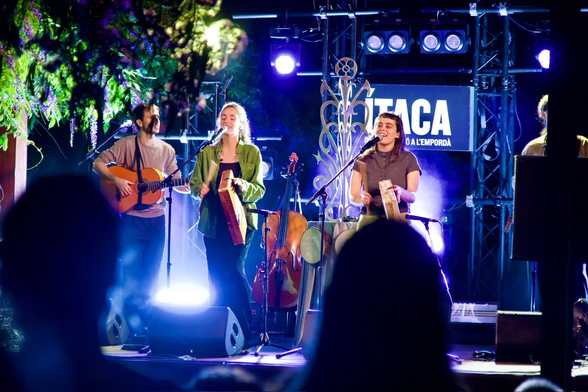 itacacultura's tweet photo. La Plaça de Gualta es ben especial per ÍTACA 🫂 Aquí hi hem viscut grans moments, i el concert d’Alosa, aquest any, no és per menys 🌸🌺 Gràcies per acompayar-nos! #itaca2026 https://t.co/x0vmEYoL1p