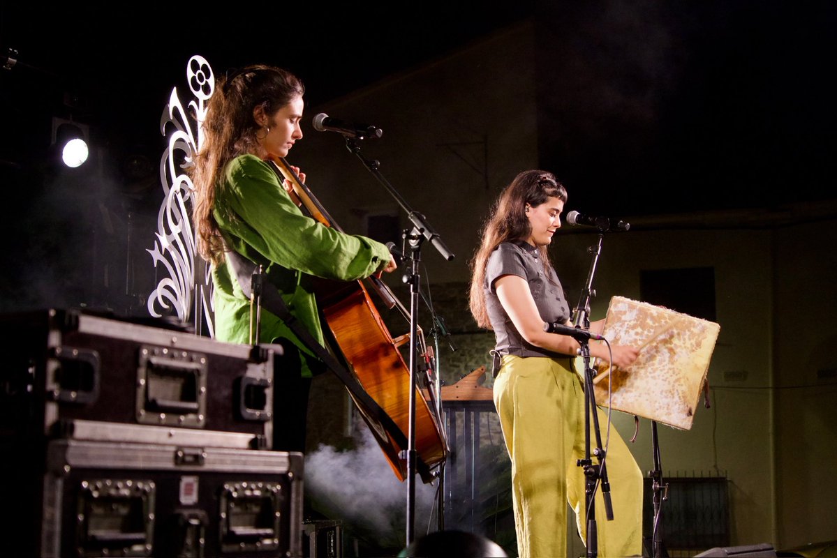 itacacultura's tweet photo. La Plaça de Gualta es ben especial per ÍTACA 🫂 Aquí hi hem viscut grans moments, i el concert d’Alosa, aquest any, no és per menys 🌸🌺 Gràcies per acompayar-nos! #itaca2026 https://t.co/x0vmEYoL1p