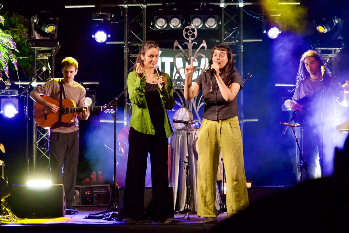itacacultura's tweet photo. La Plaça de Gualta es ben especial per ÍTACA 🫂 Aquí hi hem viscut grans moments, i el concert d’Alosa, aquest any, no és per menys 🌸🌺 Gràcies per acompayar-nos! #itaca2026 https://t.co/x0vmEYoL1p