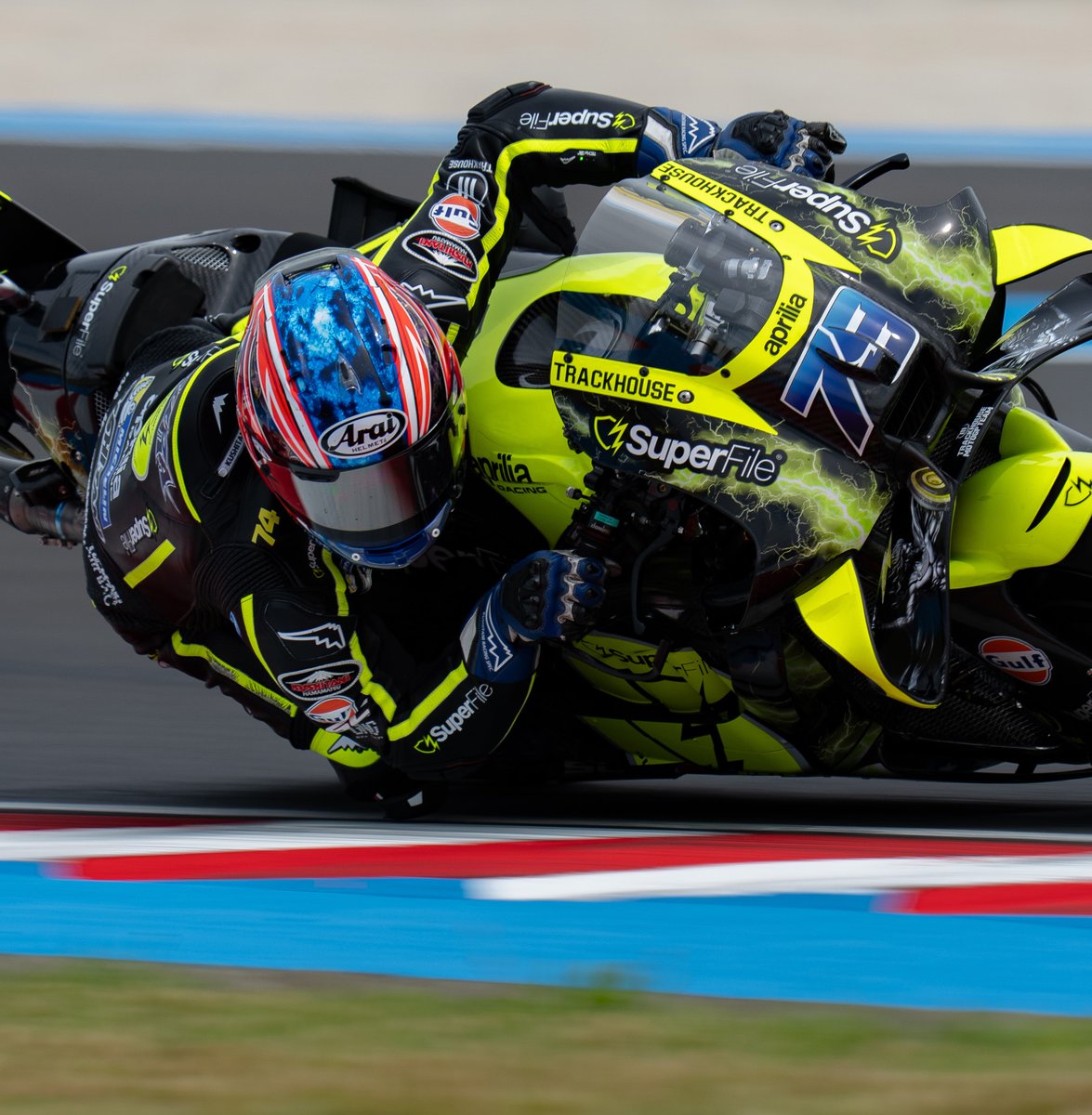 araihelmetjapan's tweet photo. MotoGP第7戦ハンガリーGP、#小椋藍 選手が見事4位フィニッシュ！
10番手から混乱のオープニングラップを切り抜けると、着実にポジションアップ。終盤には5位、そして残り2周で4位へ浮上する力強いレース。序盤のペースに苦しみながらも、最後まで諦めずに追い上げた走りはさすが。次戦も全力応援です💪 https://t.co/piFAFhiM2v