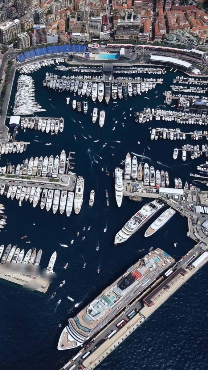 mr__kah's tweet photo. ‼️ [ 🏎️🛥️ MONACO | SOCIÉTÉ ]

📍 Un impressionnant cliché aérien montre plus de 200 yachts amarrés dans le port de Monaco à l’occasion du Monaco Grand Prix.

ix #Formule1 #Yachts #Société #Économie #Richesse #Actualité #MrKAH https://t.co/s2daz1B04S
