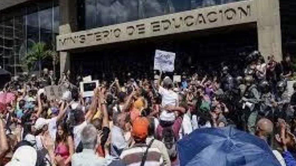 UDSE_'s tweet photo. Defender a los docentes es defender el derecho constitucional a una educación de calidad para todos. #ParoEducativo10J #UnDiaPorLosDocentes https://t.co/LvMG3aRycR