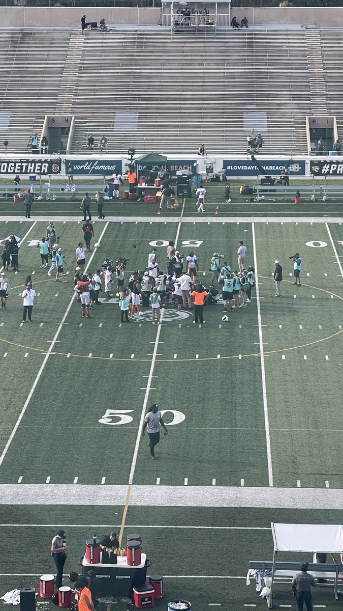 CSDNFL's tweet photo. In the end united on the field. The defending champions @UFLDefenders head back to Audi field to defend their title and close out the inaugural @UFLStorm season. Thank you to everyone who showed up and supported the team. https://t.co/tgK6v9oEUd
