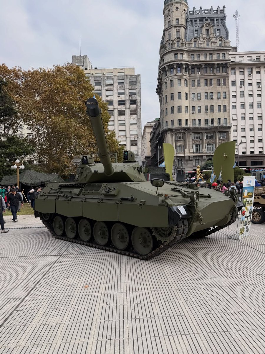 FAArgentinas's tweet photo. 🇦🇷 | Vehículo de Combate TAM 2CA2 del Ejército Argentino luciendo su nuevo esquema de pintura visto durante la reciente "Expo Ejercito 2026". 💪. 💪🇦🇷

Esta unidad exhibida forma parte del segundo lote de Vehículos de Combate TAM modernizados al estándar 2CA2, cuya entrega al Ejército Argentino se concretará próximamente.

Recordemos que, en una primera etapa, está prevista la modernización de 74 Vehículos de Combate TAM al estándar 2CA2, en conjunto con la empresa Elbit Systems de Israel, habiéndose entregado el primer escuadrón en diciembre de 2024.

Esta modernización permitirá extender la vida útil del principal vehículo de combate del Ejército Argentino por al menos 15 años, incorporando capacidades acordes a los requerimientos del campo de batalla moderno y posicionando al Tanque Argentino Mediano entre los más avanzados de la región.

📸 Roberto Carballo

@JMilei 
@TGCarlosPresti 
@Ejercito_Arg 
@MinDefensa_Ar 
@ElbitSystemsLtd 
@IsraelArgentina 
@pabloquirno
