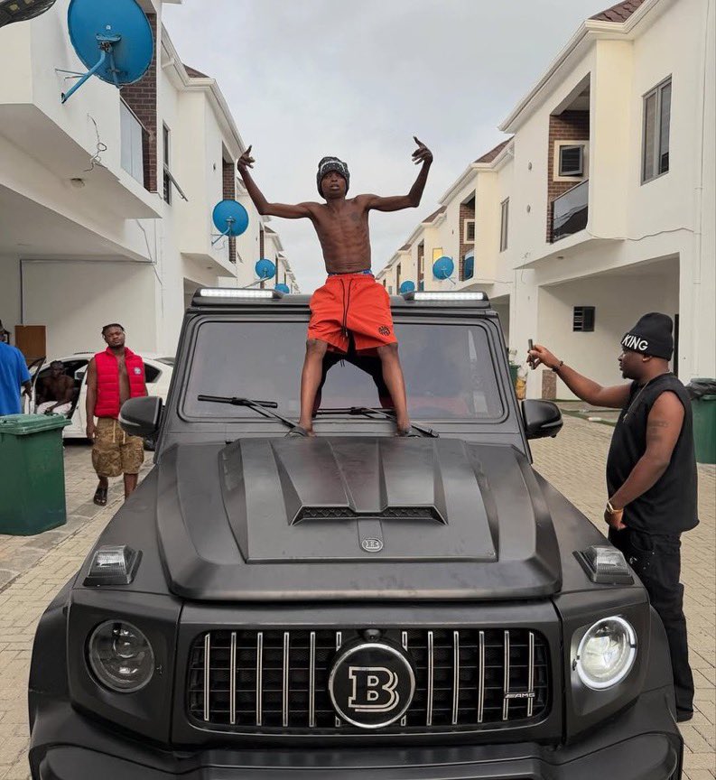placecallednotg's tweet photo. Kolu just bought Mercedes-AMG G63 worth ₦900million. Wss Wizkid no fit relate. 🤯 https://t.co/p2fIroDwRW