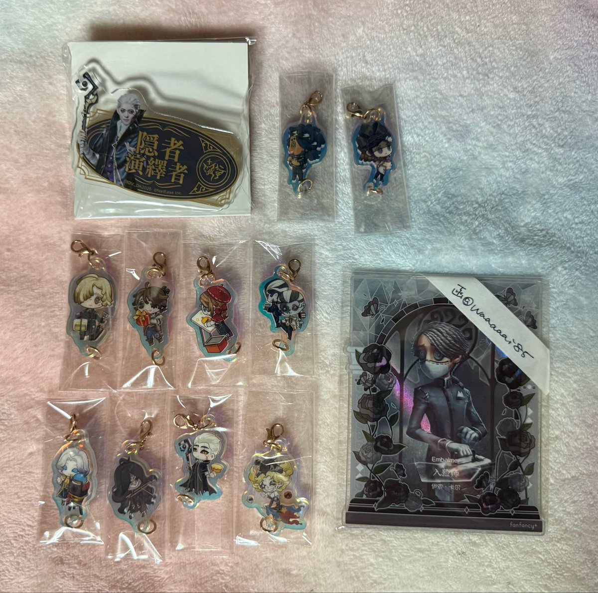waaaaai85's tweet photo. 【交換 ※異種】第五人格 IdentityⅤ 第／五／舞／台

(譲)画像1-11 

(求)画像12の舞台グッズ
差額発生するものは差額お支払いします◎

郵送 or 大阪手渡し
画像1のチャーム墓守/囚人のみ悩み中のため他へお声がけあればそちら優先となります🙇
異種で難しいかと思いますが宜しくお願いいたします https://t.co/FNBwOpR1oK