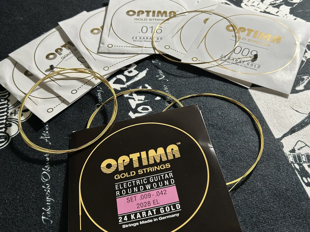 yashas40's tweet photo. 基本的にはSIT派なんだけど、今回はOptimaの24Kゴールドコーティング弦を使ってみた。あのBrian Mayも愛用しているらしい。もちろん、#大村孝佳 の Edwards E-SNAPPER Gold に張ってみたとはいえ、この値段（¥3,800）を考えると、正直ちょっと期待しすぎたかも。やっぱり自分はSITのほうが好みかな。 https://t.co/VZBWn0feIq