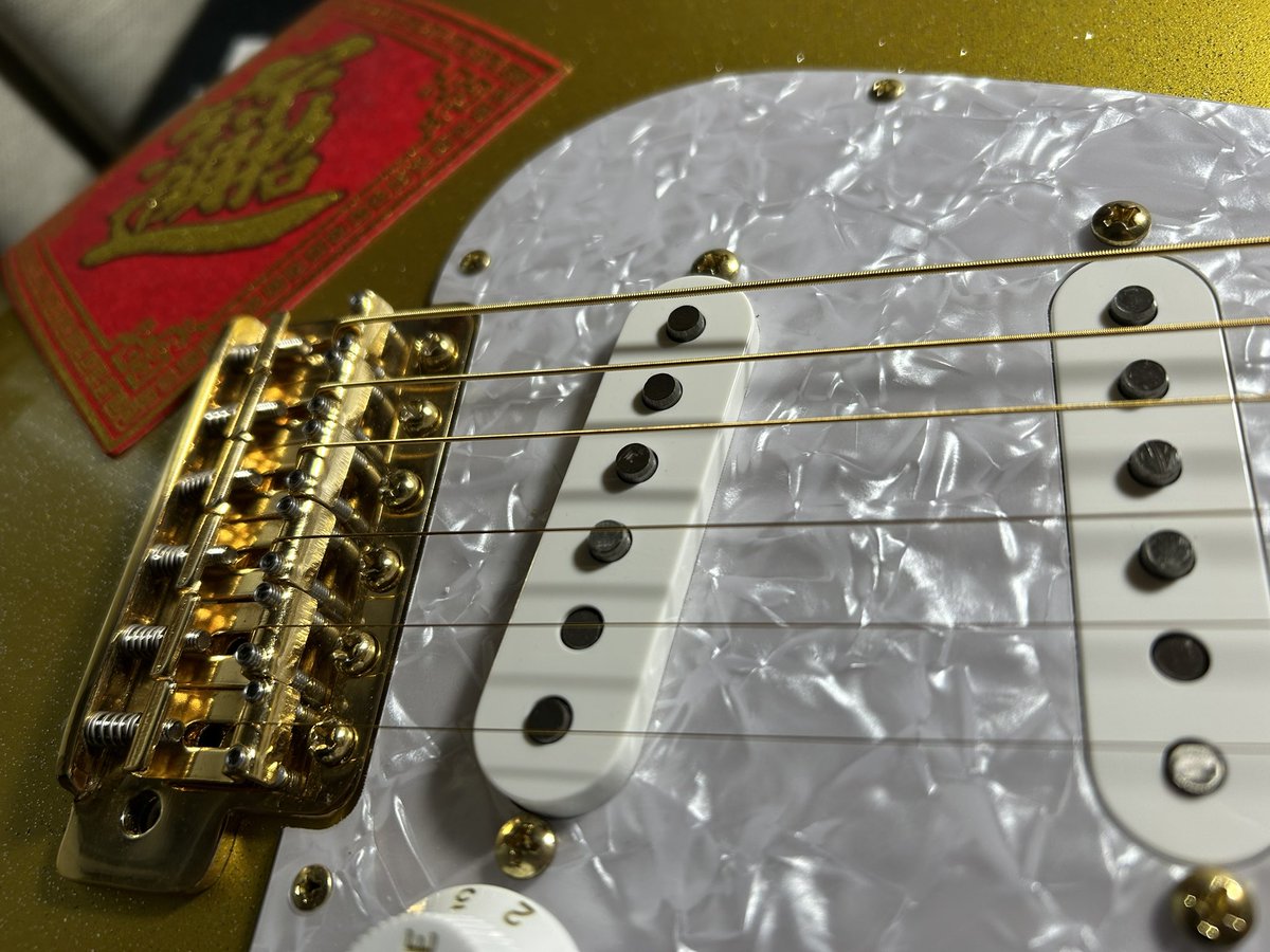 yashas40's tweet photo. 基本的にはSIT派なんだけど、今回はOptimaの24Kゴールドコーティング弦を使ってみた。あのBrian Mayも愛用しているらしい。もちろん、#大村孝佳 の Edwards E-SNAPPER Gold に張ってみたとはいえ、この値段（¥3,800）を考えると、正直ちょっと期待しすぎたかも。やっぱり自分はSITのほうが好みかな。 https://t.co/VZBWn0feIq