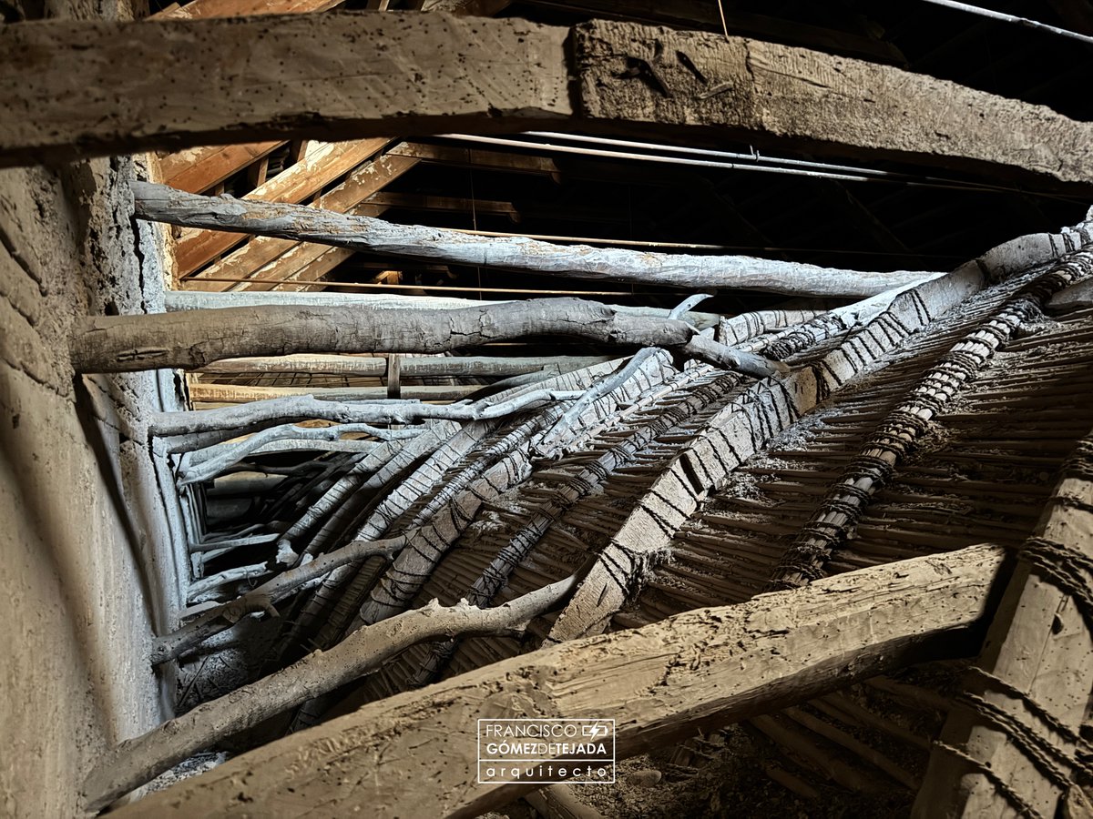 gomezdetejada's tweet photo. Entre el intradós de la bóveda de la nave y la cubierta de la ermita del Dulce Nombre de Puente Genil (Córdoba) se esconde un extraordinario ejemplo de arquitectura tradicional que rara vez llega a contemplarse. Estas imágenes muestran el trasdós de una bóveda encamonada del siglo XVIII, una sofisticada técnica constructiva basada en entramados de madera, cañizo y yeso que permitió cubrir amplios espacios con gran ligereza y economía de medios.

Cada cuerda, cada pieza de madera y cada caña colocada a mano nos habla de una forma de construir hoy prácticamente desaparecida, pero que sigue sosteniendo, más de dos siglos después, una parte fundamental de nuestro patrimonio arquitectónico.
