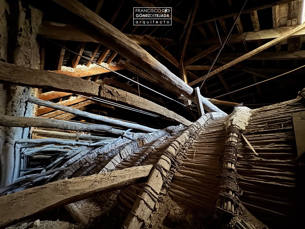 gomezdetejada's tweet photo. Entre el intradós de la bóveda de la nave y la cubierta de la ermita del Dulce Nombre de Puente Genil (Córdoba) se esconde un extraordinario ejemplo de arquitectura tradicional que rara vez llega a contemplarse. Estas imágenes muestran el trasdós de una bóveda encamonada del siglo XVIII, una sofisticada técnica constructiva basada en entramados de madera, cañizo y yeso que permitió cubrir amplios espacios con gran ligereza y economía de medios.

Cada cuerda, cada pieza de madera y cada caña colocada a mano nos habla de una forma de construir hoy prácticamente desaparecida, pero que sigue sosteniendo, más de dos siglos después, una parte fundamental de nuestro patrimonio arquitectónico.