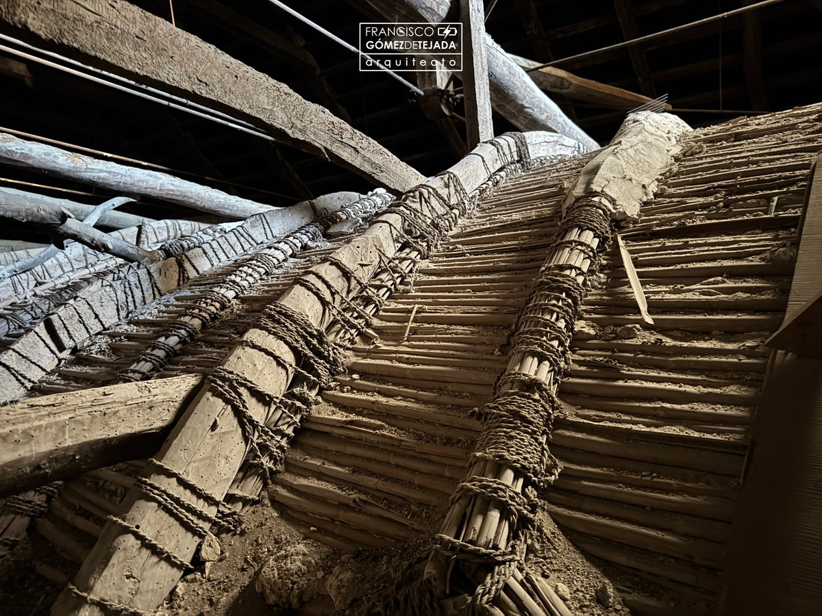 gomezdetejada's tweet photo. Entre el intradós de la bóveda de la nave y la cubierta de la ermita del Dulce Nombre de Puente Genil (Córdoba) se esconde un extraordinario ejemplo de arquitectura tradicional que rara vez llega a contemplarse. Estas imágenes muestran el trasdós de una bóveda encamonada del siglo XVIII, una sofisticada técnica constructiva basada en entramados de madera, cañizo y yeso que permitió cubrir amplios espacios con gran ligereza y economía de medios.

Cada cuerda, cada pieza de madera y cada caña colocada a mano nos habla de una forma de construir hoy prácticamente desaparecida, pero que sigue sosteniendo, más de dos siglos después, una parte fundamental de nuestro patrimonio arquitectónico.