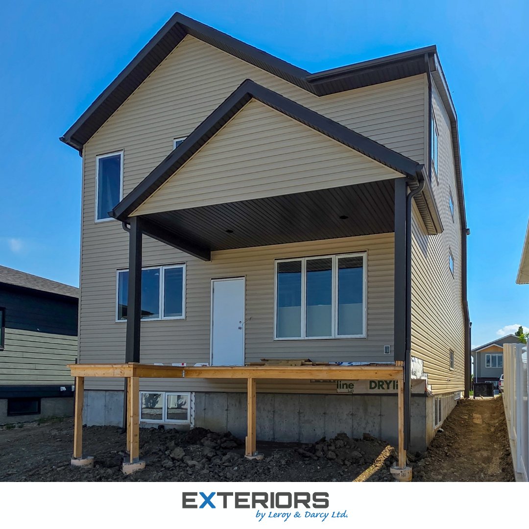 Exteriorsld's tweet photo. Check out this ultra-modern exterior we wrapped up for #LeadingEdgeConstructionAndMillwork! Sharp vertical siding + heavy contrasting trim = massive curb appeal. 🔥
​Products:@RoyalBP vinyl
@lpcorp Smartboard
@MachineMetals flashing
​Free quote! 👇
🔗https://t.co/PudfSDmhuF
#YQL https://t.co/NP4kjq3AY2