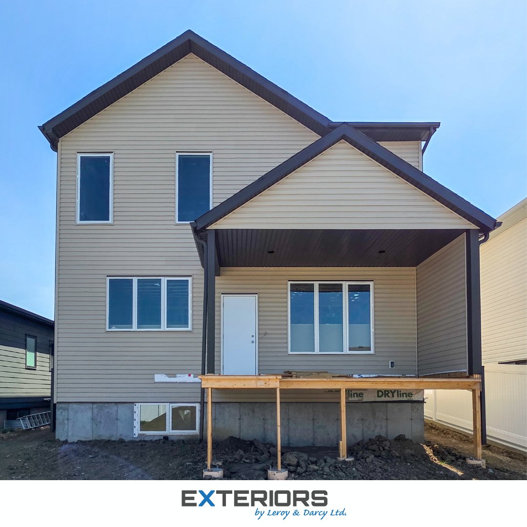 Exteriorsld's tweet photo. Check out this ultra-modern exterior we wrapped up for #LeadingEdgeConstructionAndMillwork! Sharp vertical siding + heavy contrasting trim = massive curb appeal. 🔥
​Products:@RoyalBP vinyl
@lpcorp Smartboard
@MachineMetals flashing
​Free quote! 👇
🔗https://t.co/PudfSDmhuF
#YQL https://t.co/NP4kjq3AY2